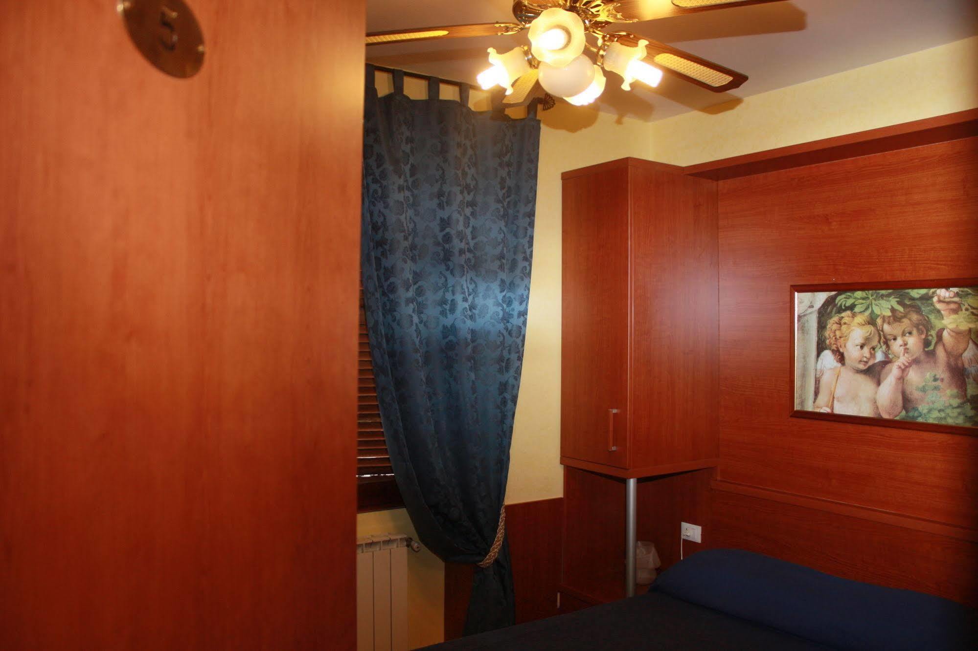Viennese Due Hotel โรม ภายนอก รูปภาพ